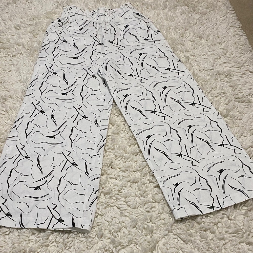 Little lies size small womens Abstract Black and White flare bottom Pants NWOT - Picture 6 of 16